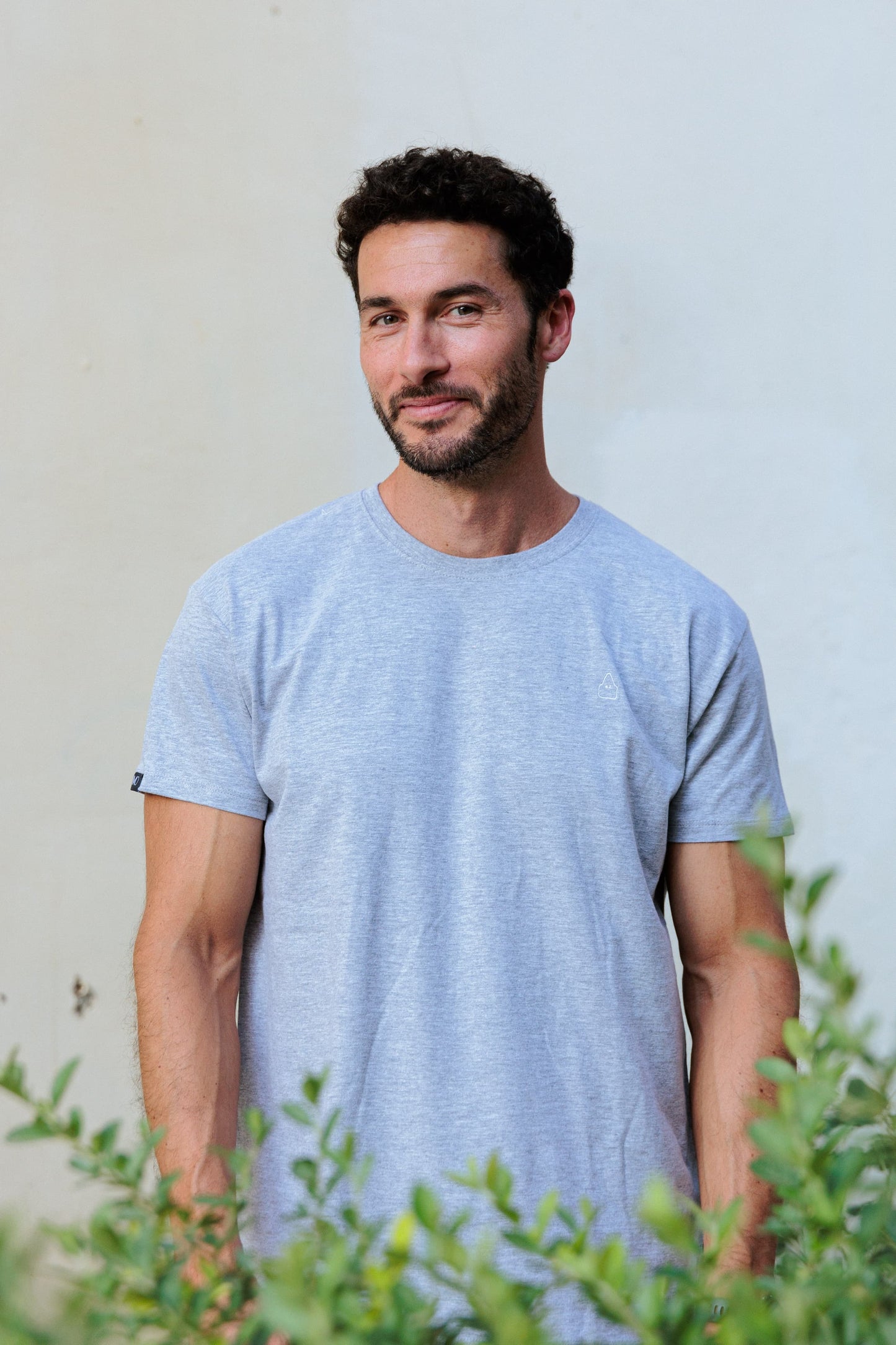 Modelo posa con camiseta de la marca Tramo con logo de Nazareno Gris.