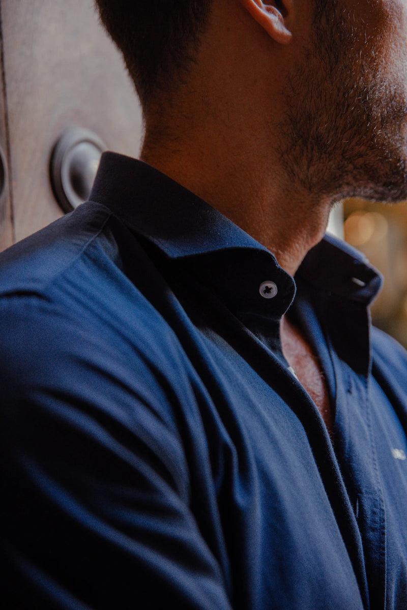 Cuello Italiano en Camisa Azul Marino de Vestir