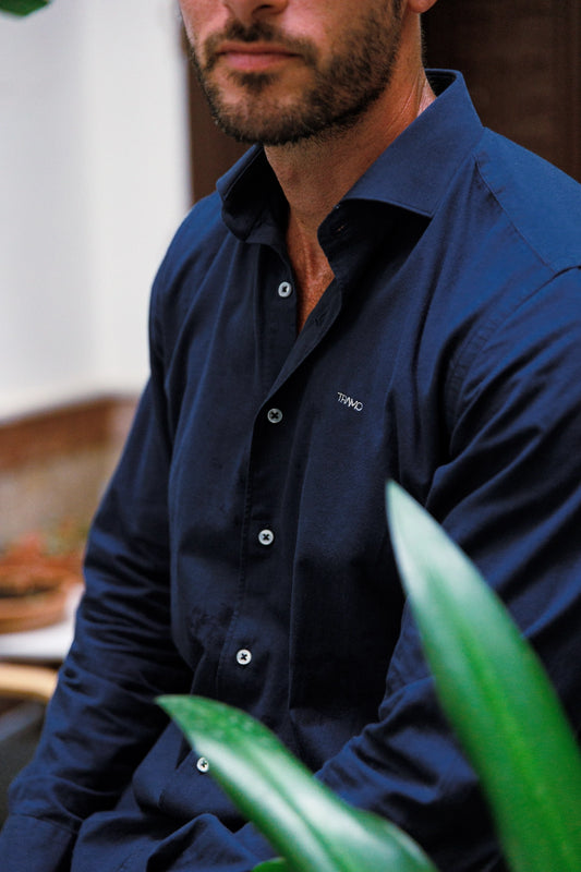 Cuello italiano y camisa de algodón de vestir azul marino