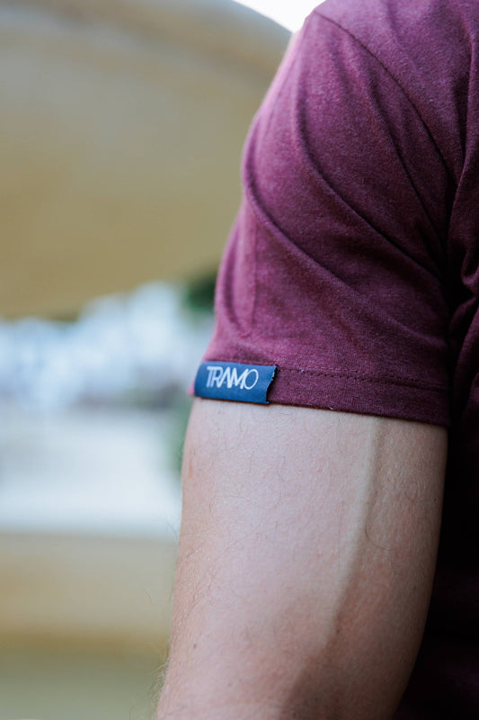 Etiqueta de Marca TRAMO en Camiseta Burdeos.