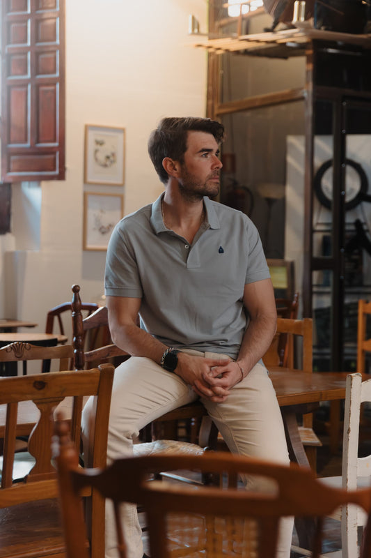 Hombre posando con polo gris de algodón