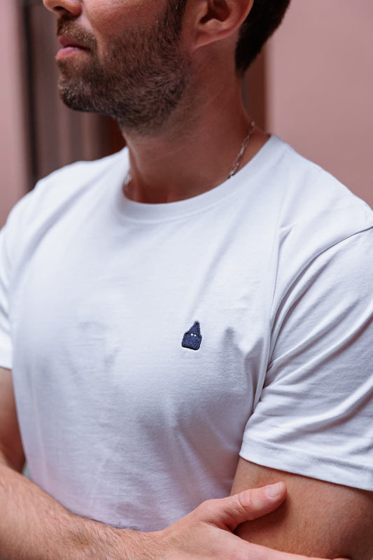 Modelo posa con camiseta blanca de algodón y logo de nazareno
