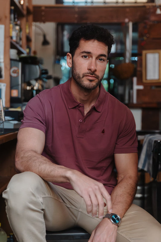 modelo sentado con polo burdeos TRAMO estilo casual de algodón