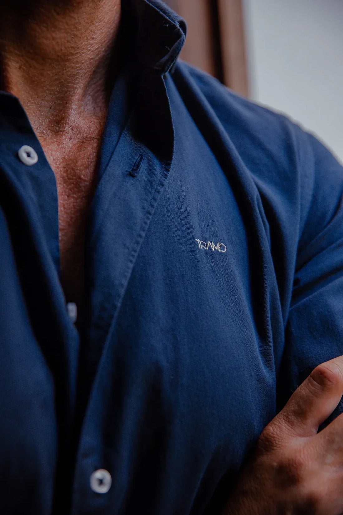 Camisa marca Tramo de Algodón y en azul marino con cuello italiano.