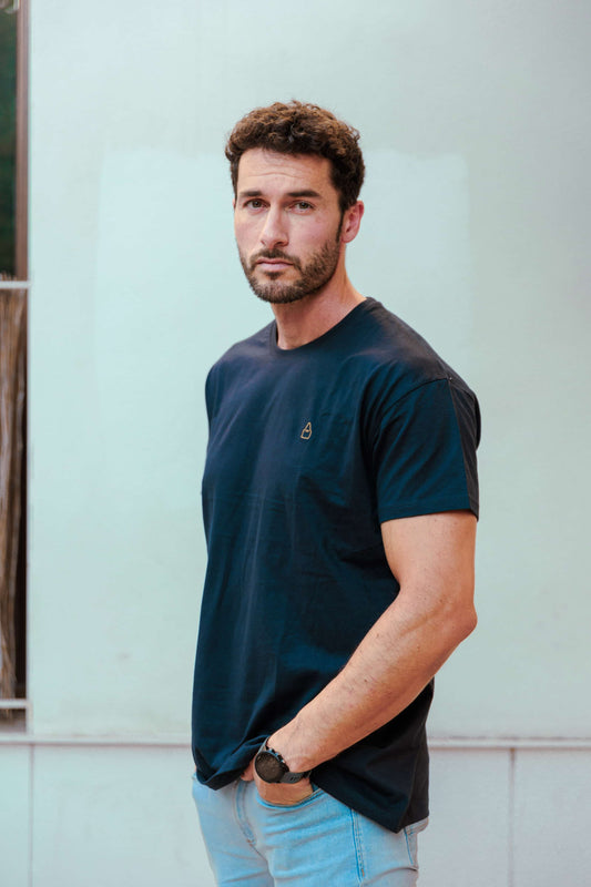 Modelo con Camiseta de TRAMO azul marino con Nazareno dorado.