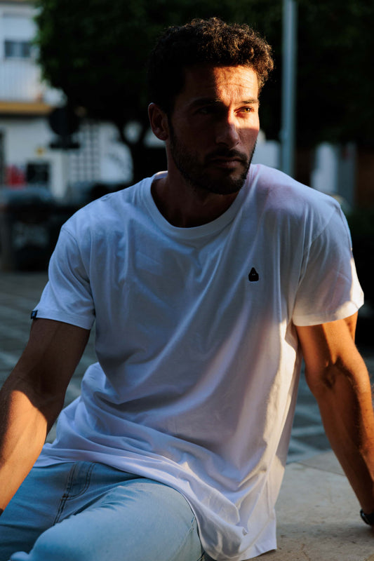 5 looks con camisetas de nazareno que funcionan dentro y fuera de Semana Santa