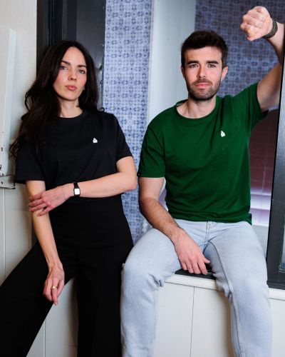 Modelos vistiendo camisetas TRAMO