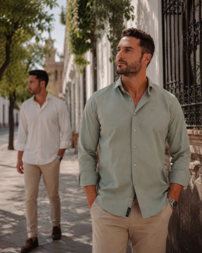 Hombres mostrando cómo vestir en primavera en Sevilla