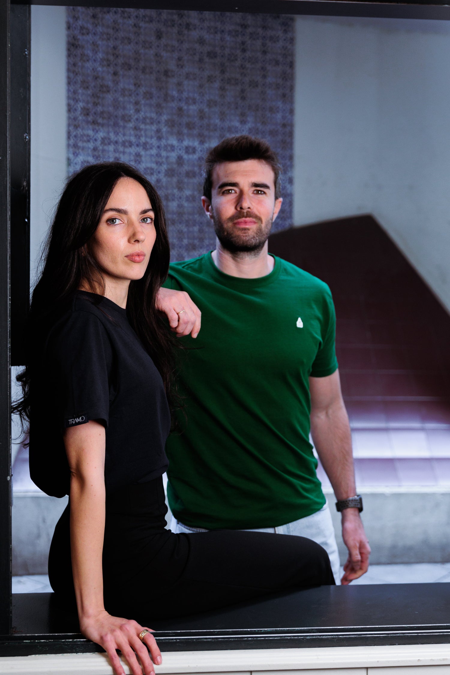 Modelo femenino y masculino posan con las camisetas de nazareno TRAMO.