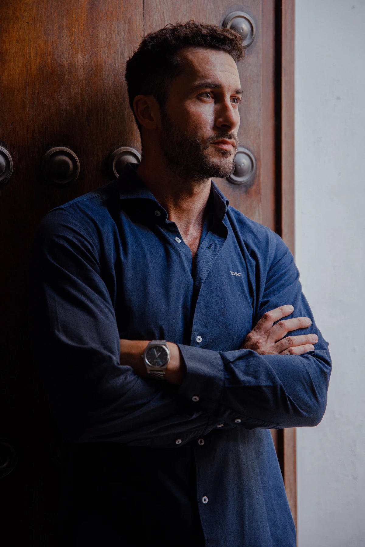 Modelo posa con Camisa  de Algodón Azul Marino con cuello italiano de la marca TRAMO