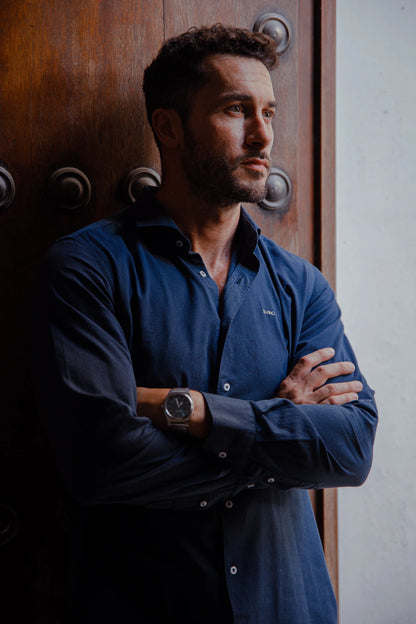Modelo posa con Camisa  de Algodón Azul Marino con cuello italiano de la marca TRAMO