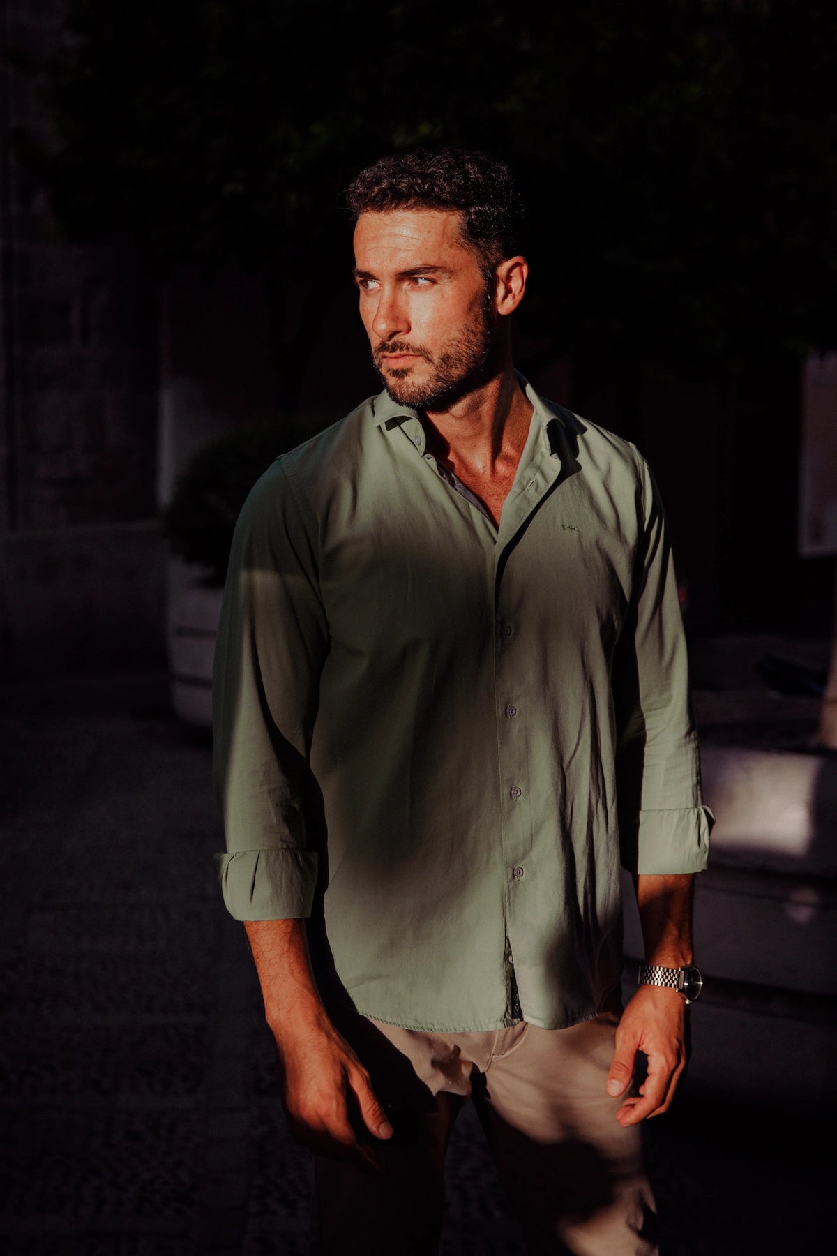 Modelo hombre con Camisa verde de algodón con cuello italiano.