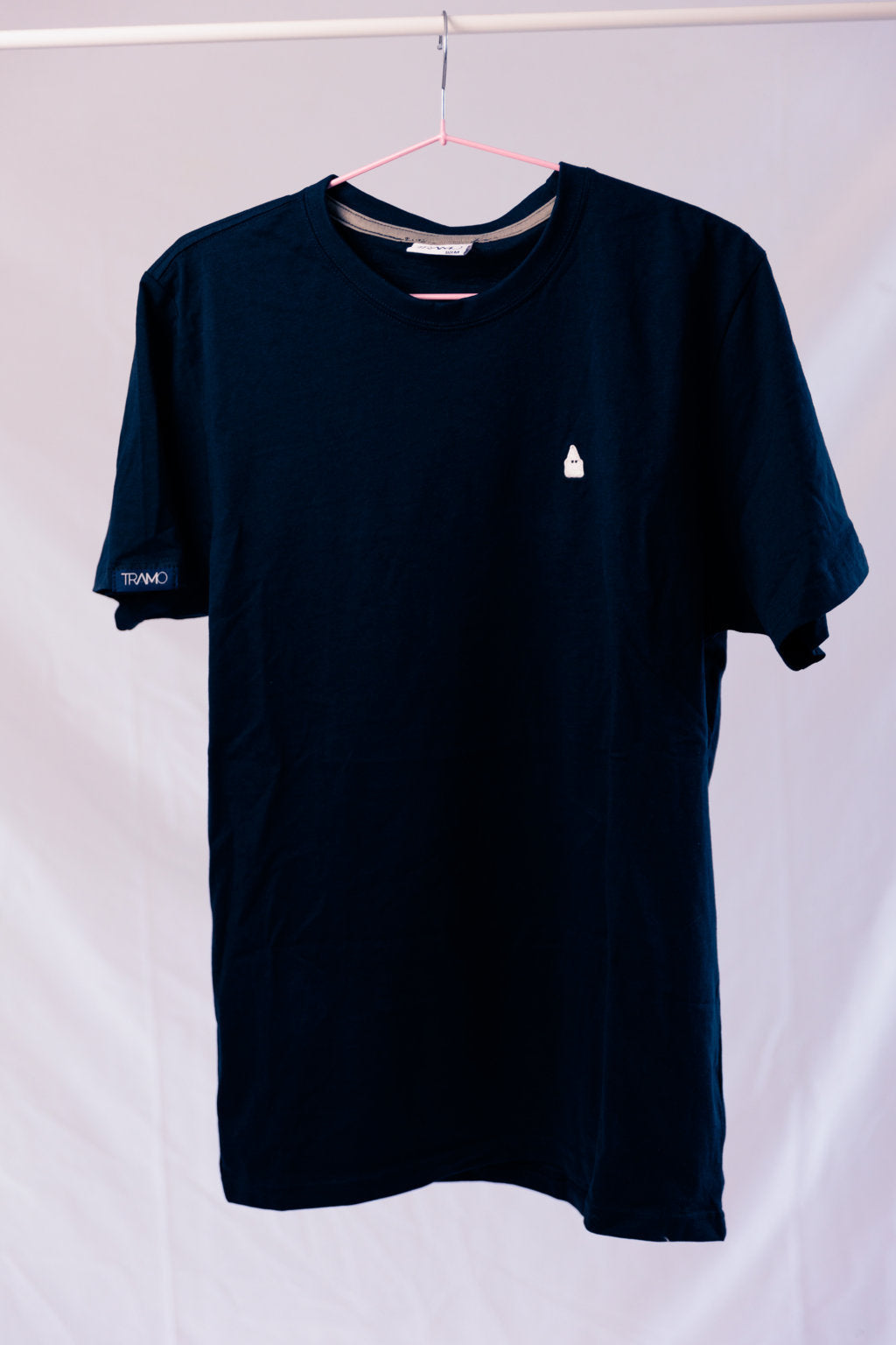 Camiseta azul marino de algodón con el nazareno de TRAMO bordado en blanco.