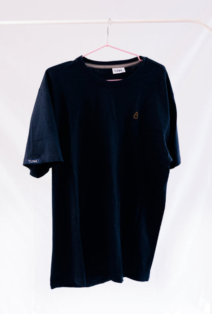 Camiseta azul marino de algodón con la silueta del nazareno de TRAMO bordada en dorado.