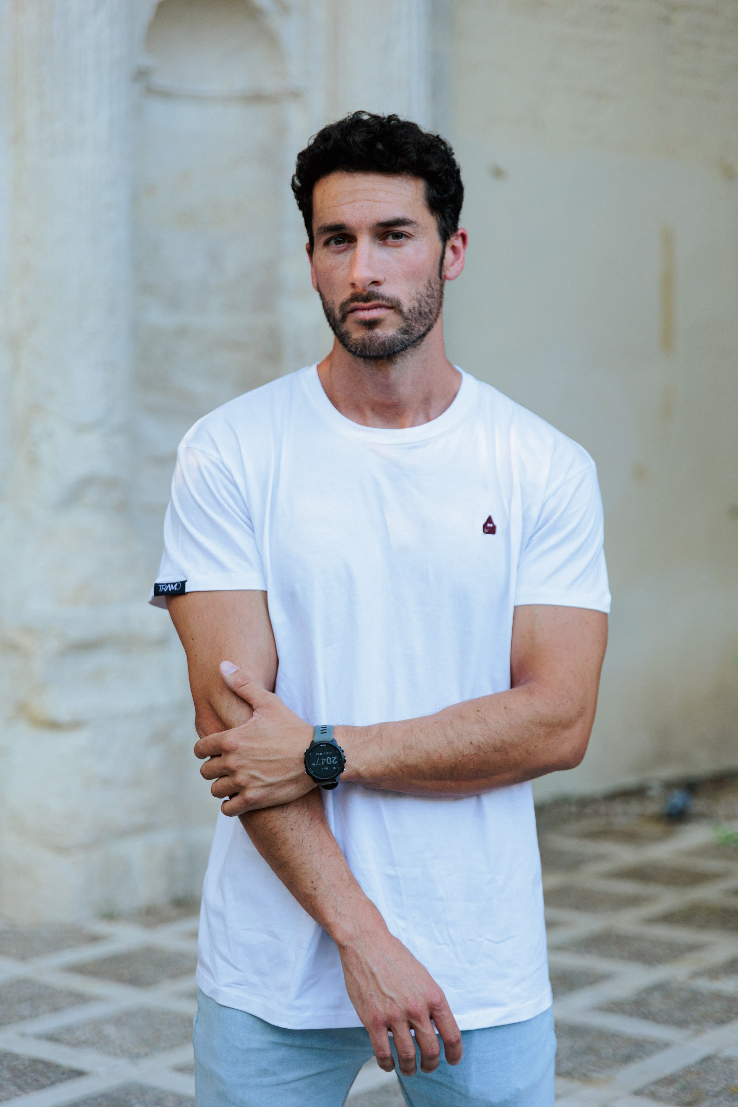 Camiseta Nazareno Tramo blanca con logo burdeos.