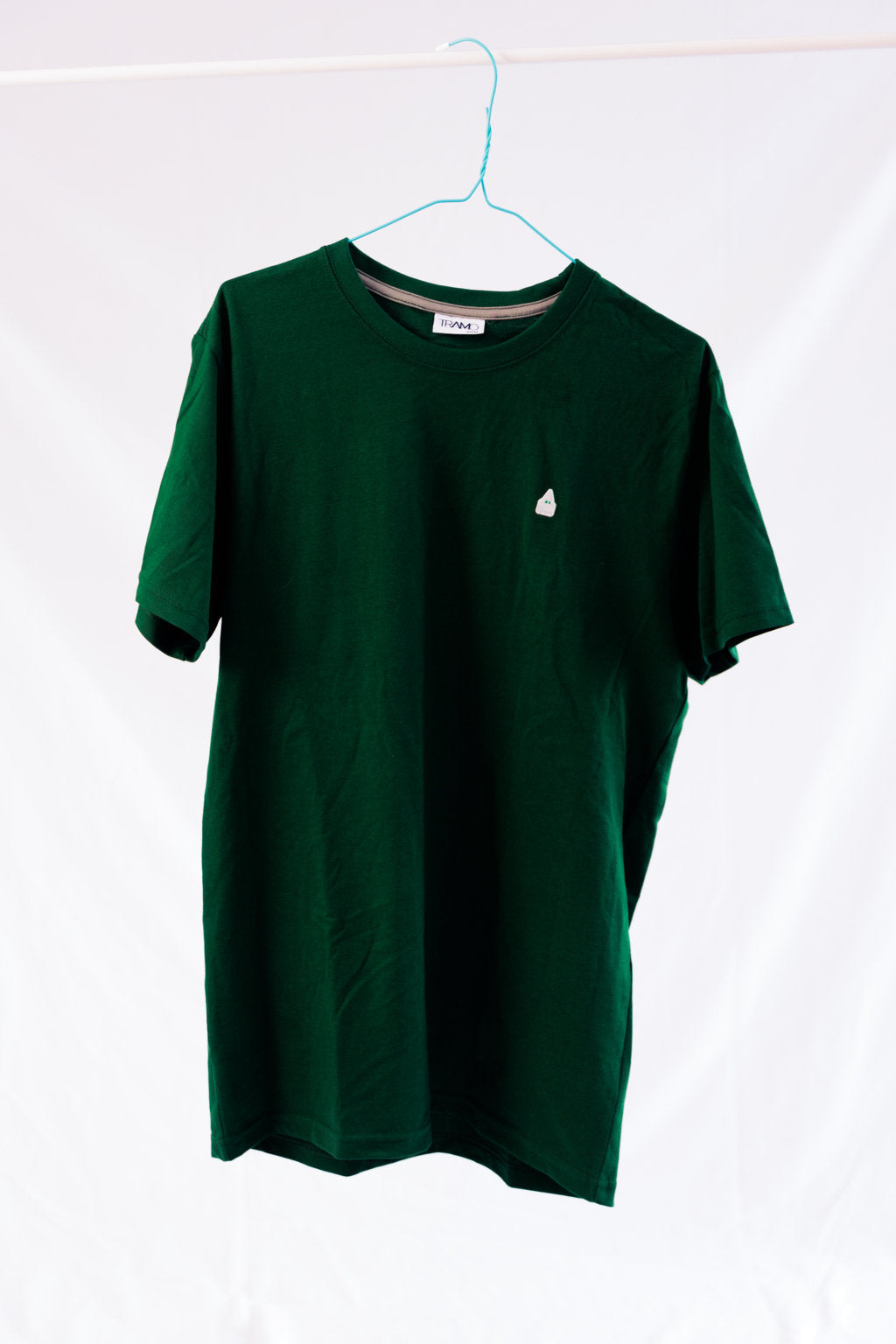Camiseta verde de algodón con el nazareno de TRAMO bordado en blanco.