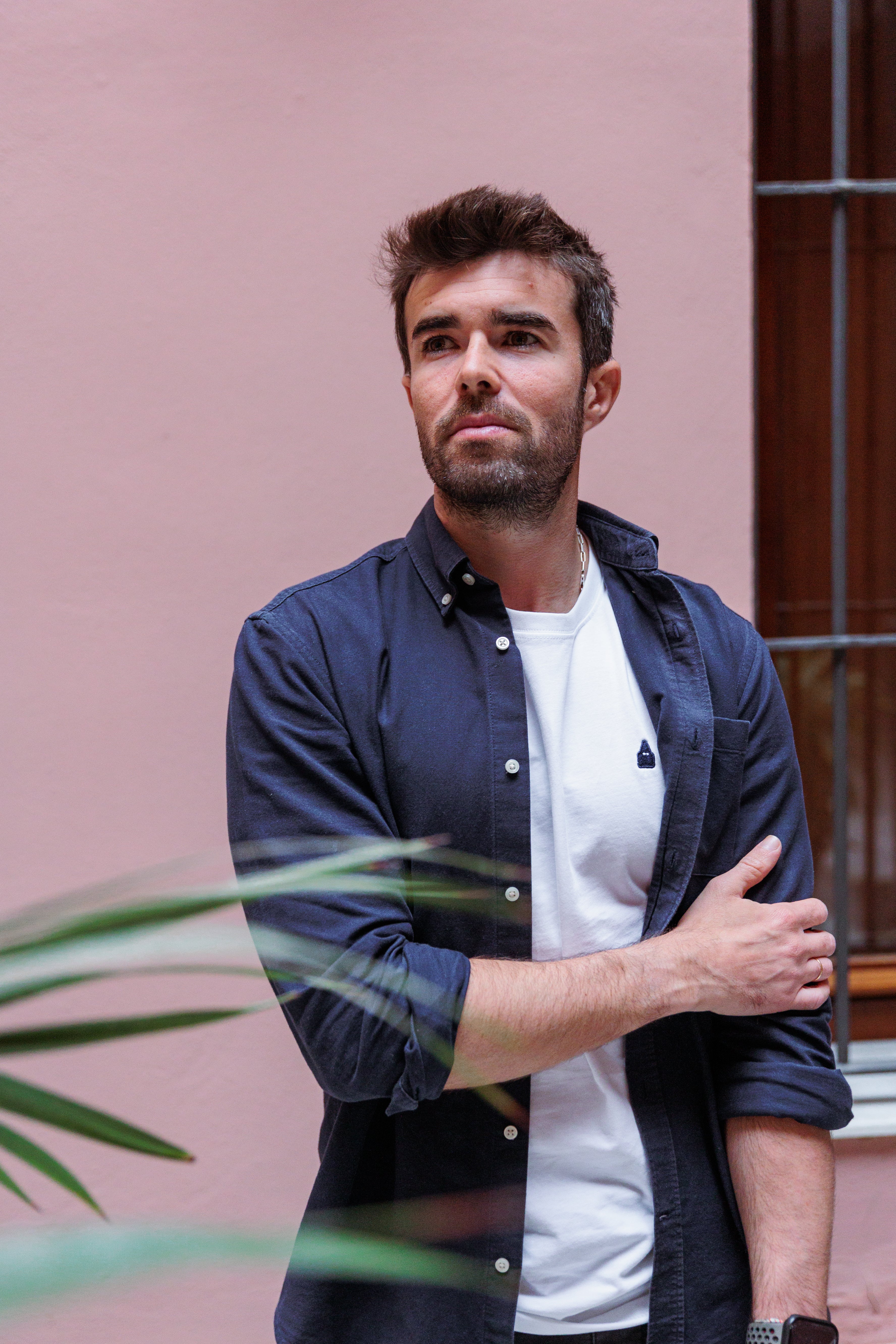 Modelo posa con Camiseta logo Nazareno de Algodón