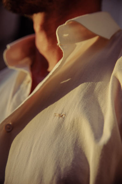 Detalle del cuello italiano de una camisa crema de algodón TRAMO