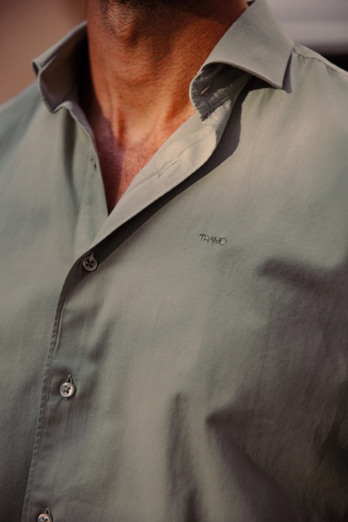 Cuello italiano en camisa de algodón verde.