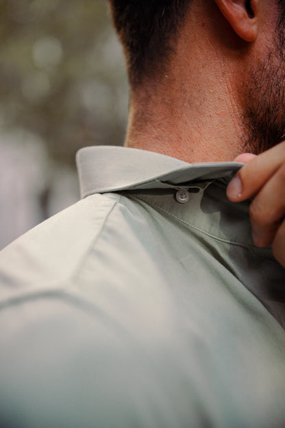 Detalle del cuello italiano de una camisa verde de algodón TRAMO