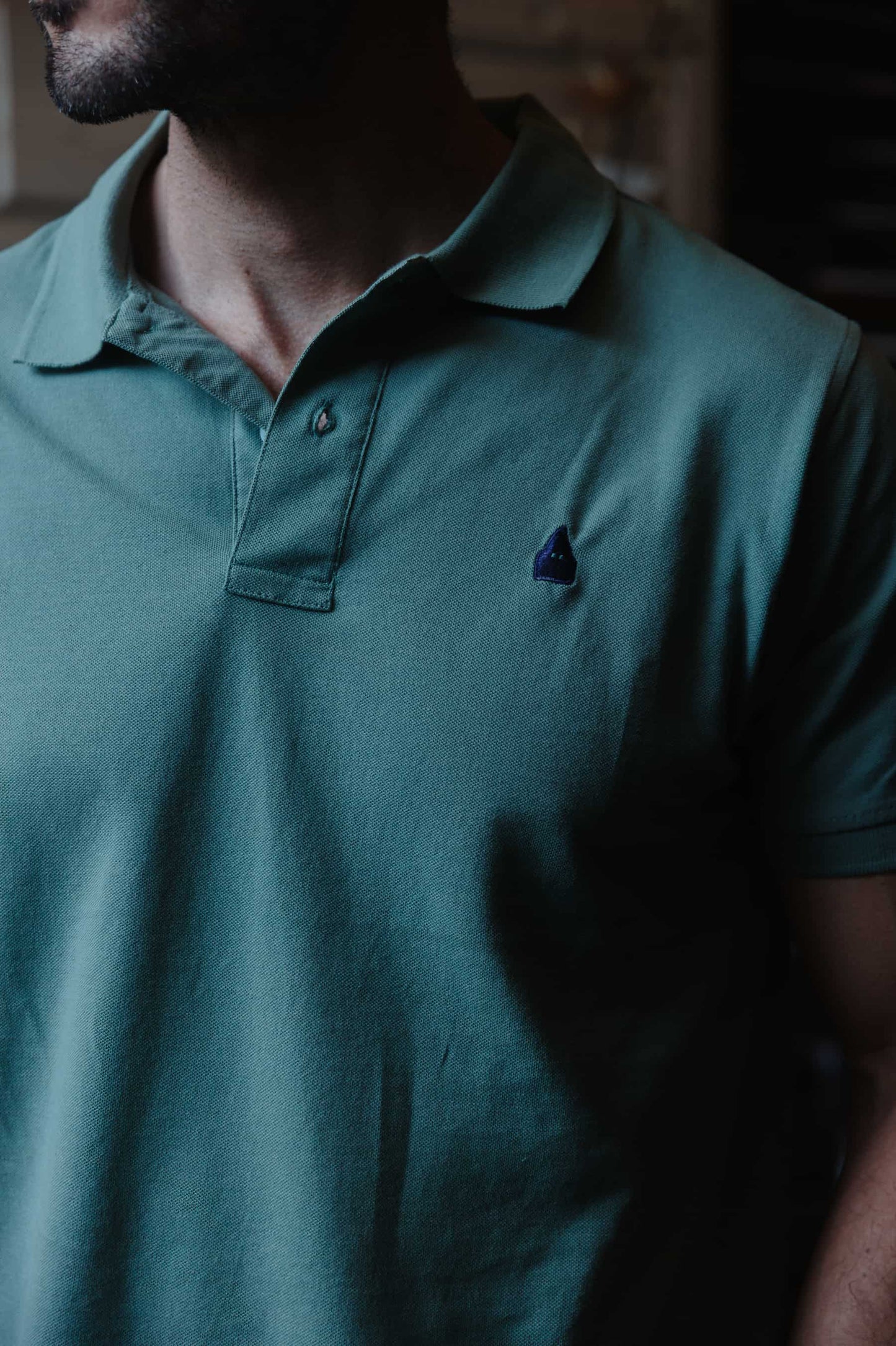 Detalle bordado azul polo TRAMO algodón