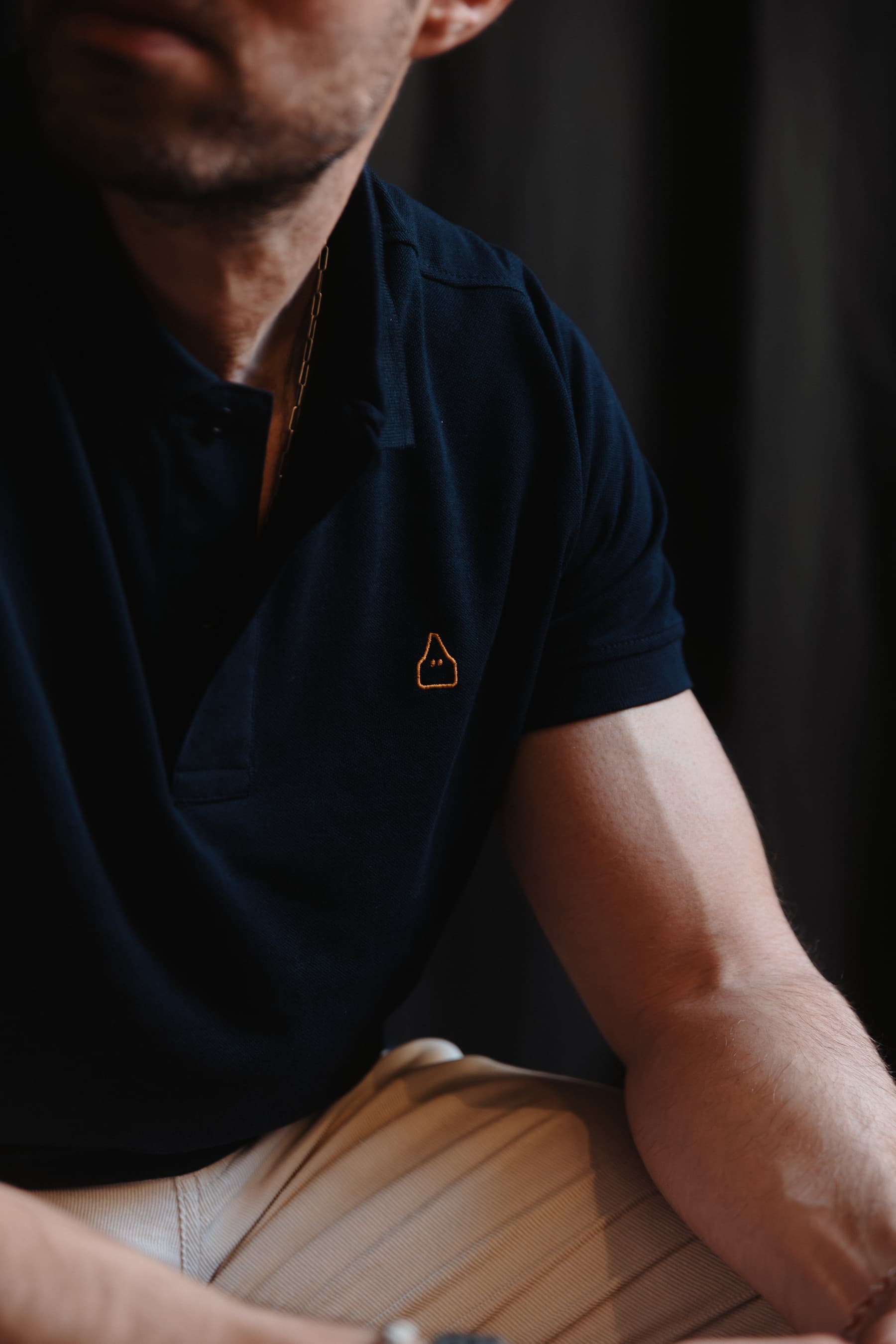 Detalle bordado del nazareno en Azul del polo TRAMO algodón