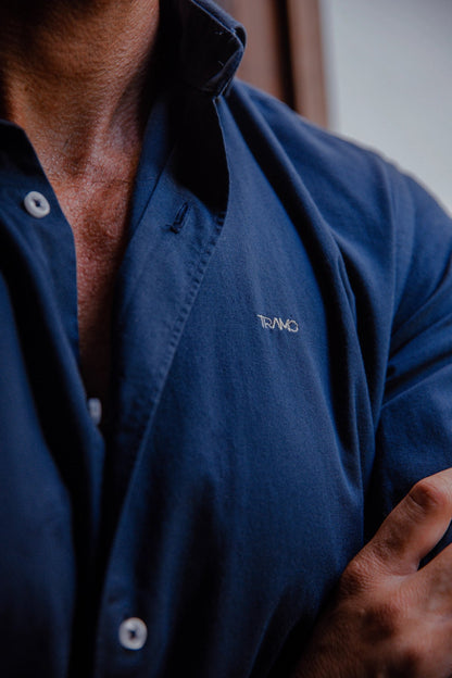 Detalle cuello italiano y marca en Camisa Azul Marino de Vestir