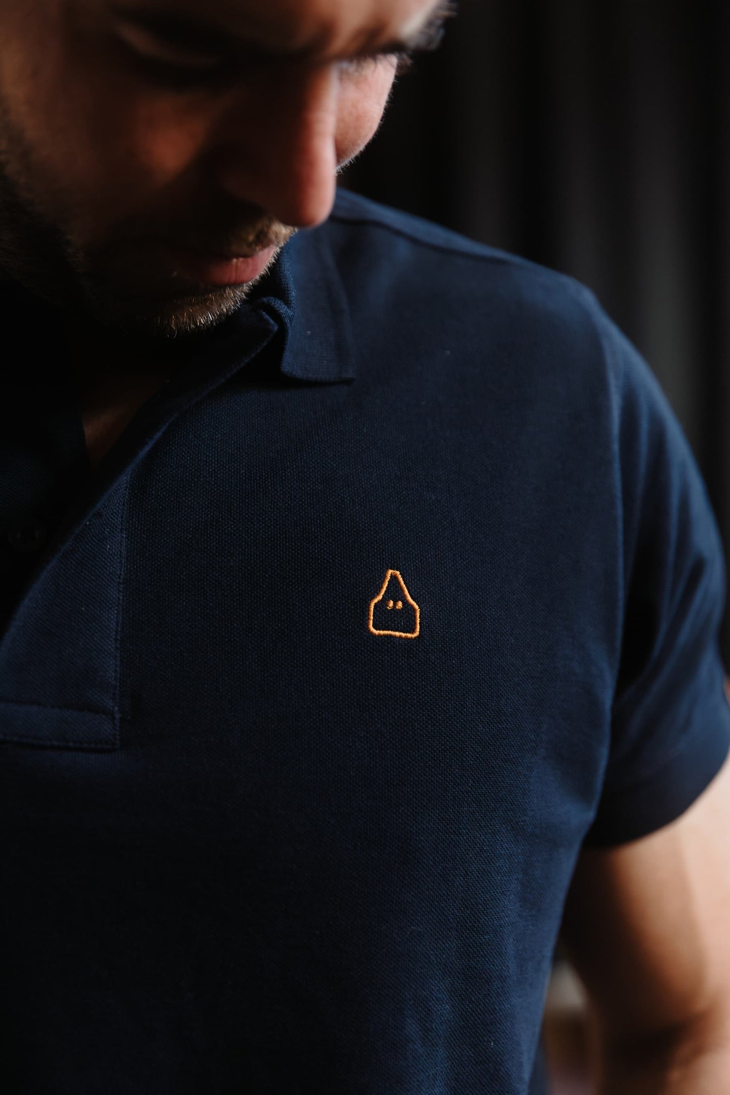 Detalle del bordado Dorado en el polo TRAMO Azul