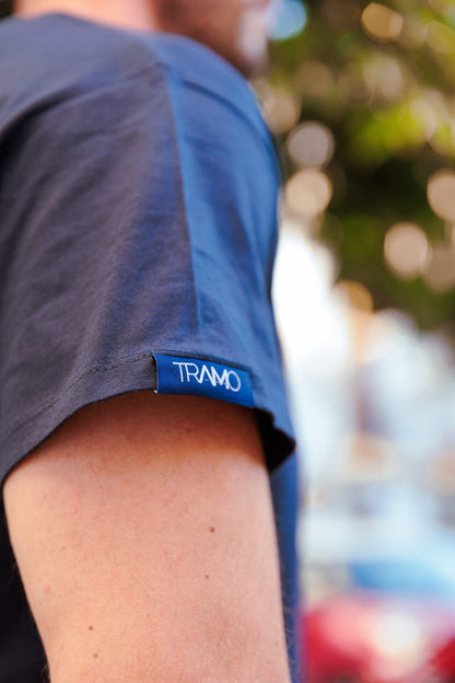 Detalle de la etiqueta textil de TRAMO cosida en la manga de la camiseta.