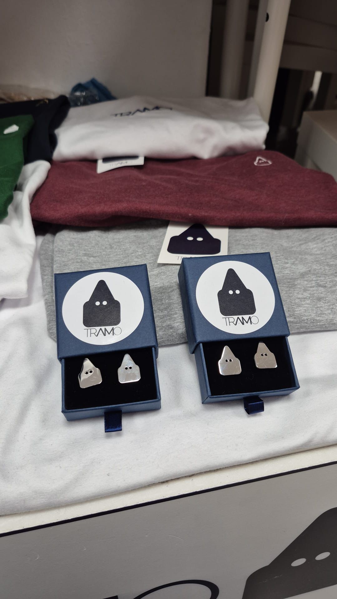 Caja de presentación con los gemelos Nazareno TRAMO de diseño perfilado en acero inoxidable.