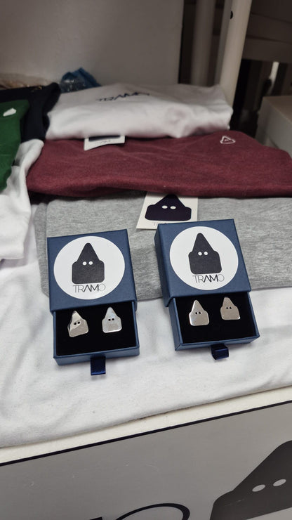 Caja de presentación con los gemelos Nazareno TRAMO de diseño perfilado en acero inoxidable.