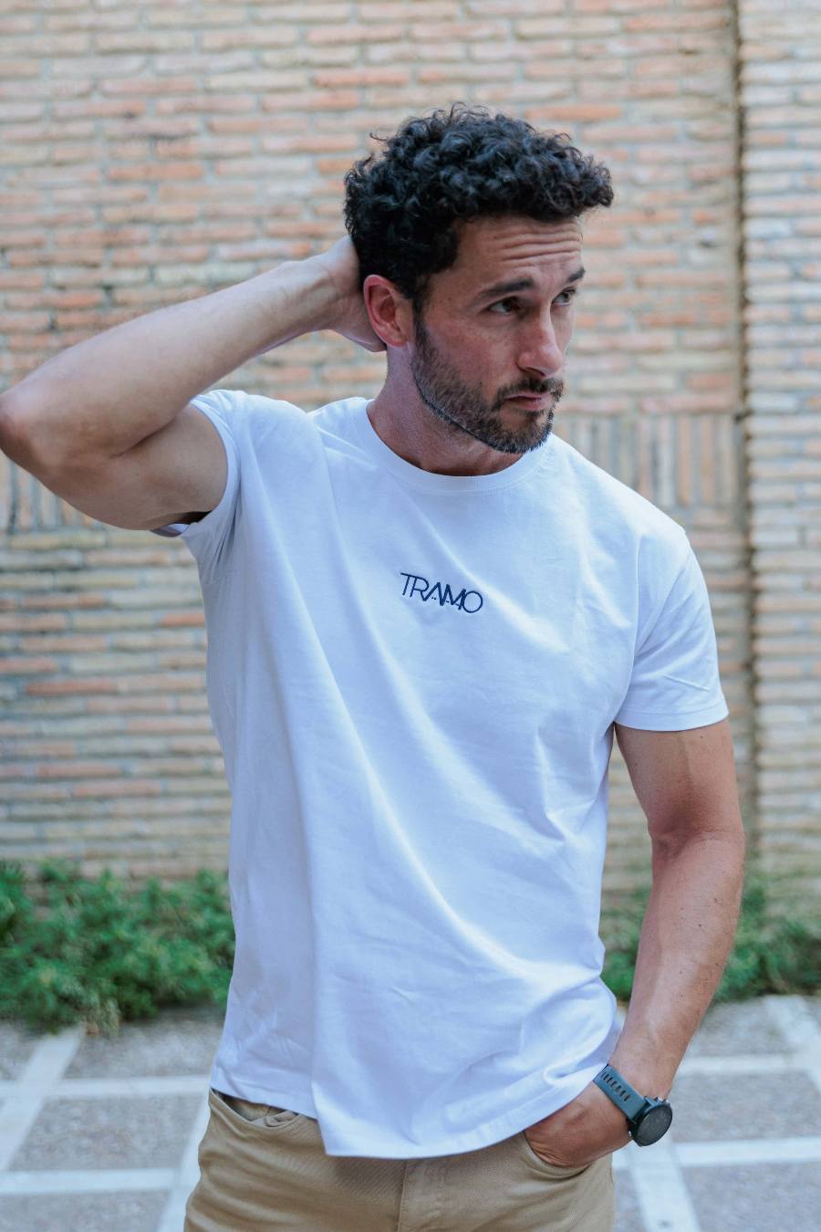 Hombre posa con Camiseta blanca Algodón