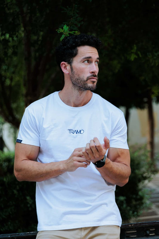 Hombre posa con Camiseta de Algodón Blanca de Vestir