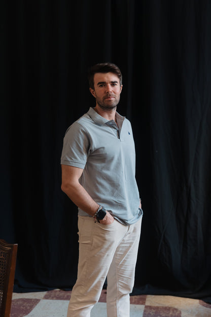 Vista completa del polo gris de hombre TRAMO combinado con pantalón crema.