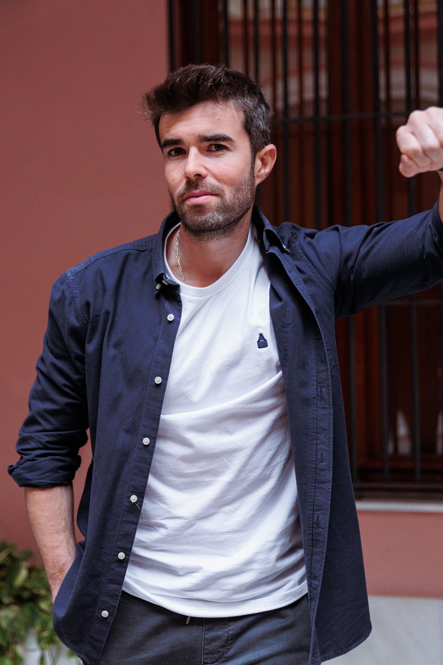 Hombre posa con camiseta blanca de nazareno de TRAMO.