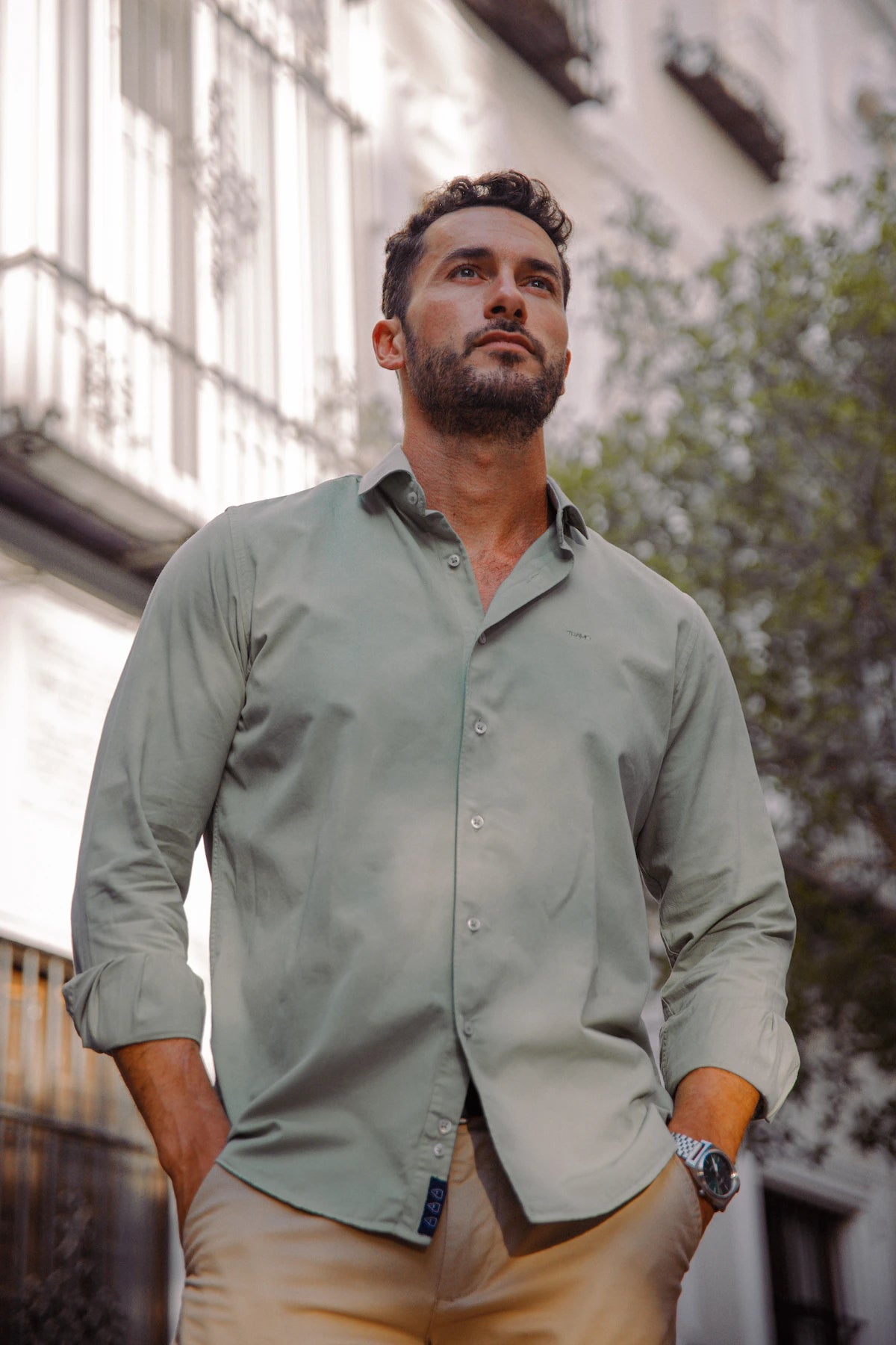 Hombre posando con camisa verde de algodón y cuello italiano de la marca TRAMO