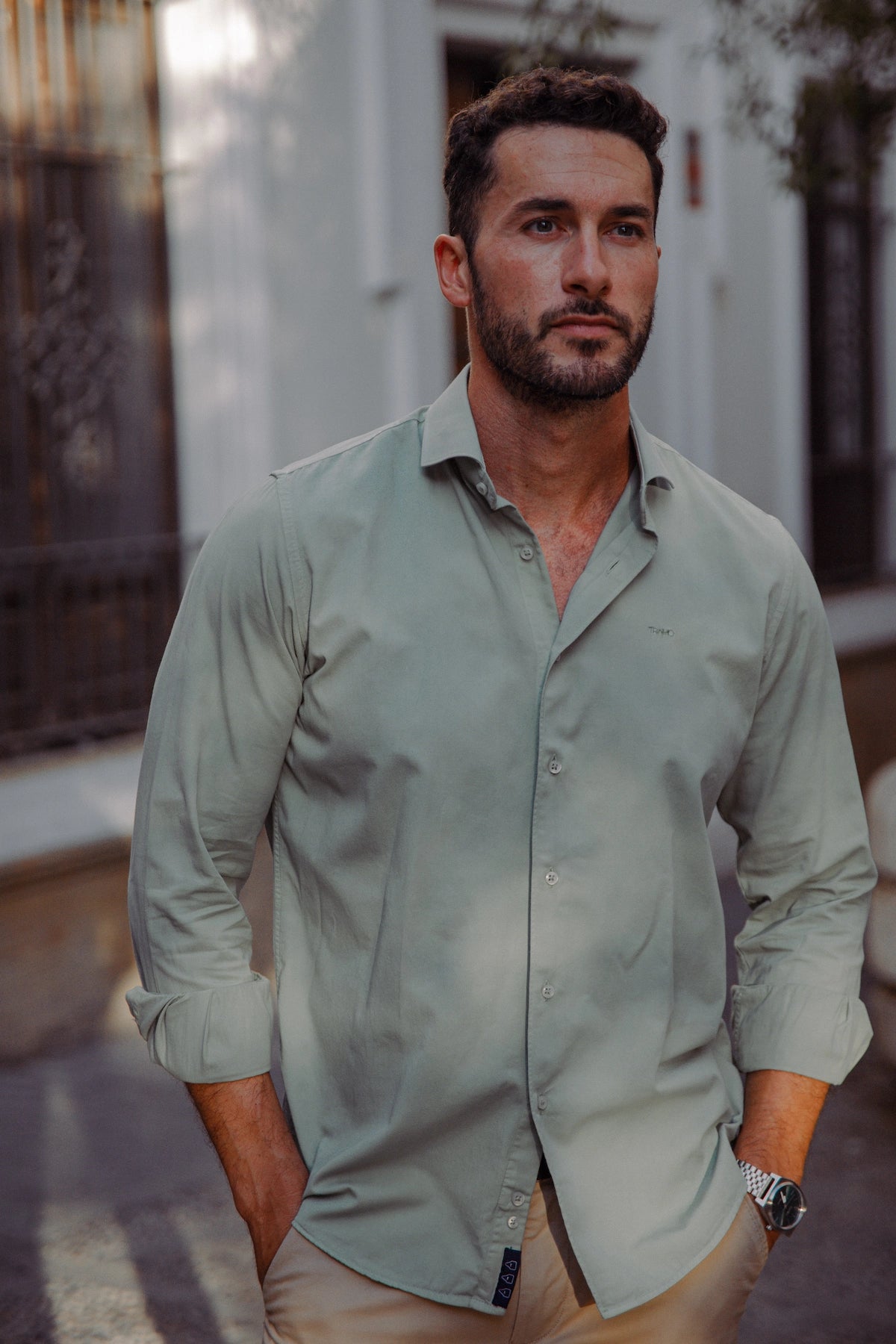 Modelo hombre con camisa verde de algodón y cuello italiano.