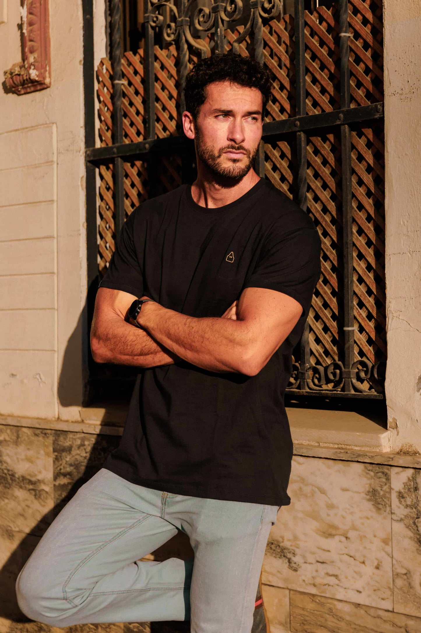 Modelo posa con Camiseta TRAMO Nazareno Dorado