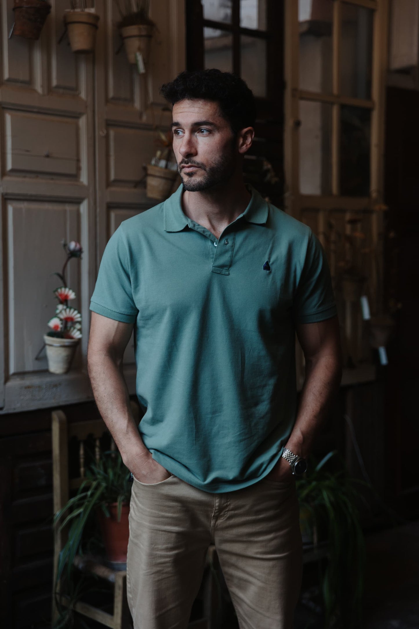 Polo verde TRAMO hombre con logo bordado azul nazareno