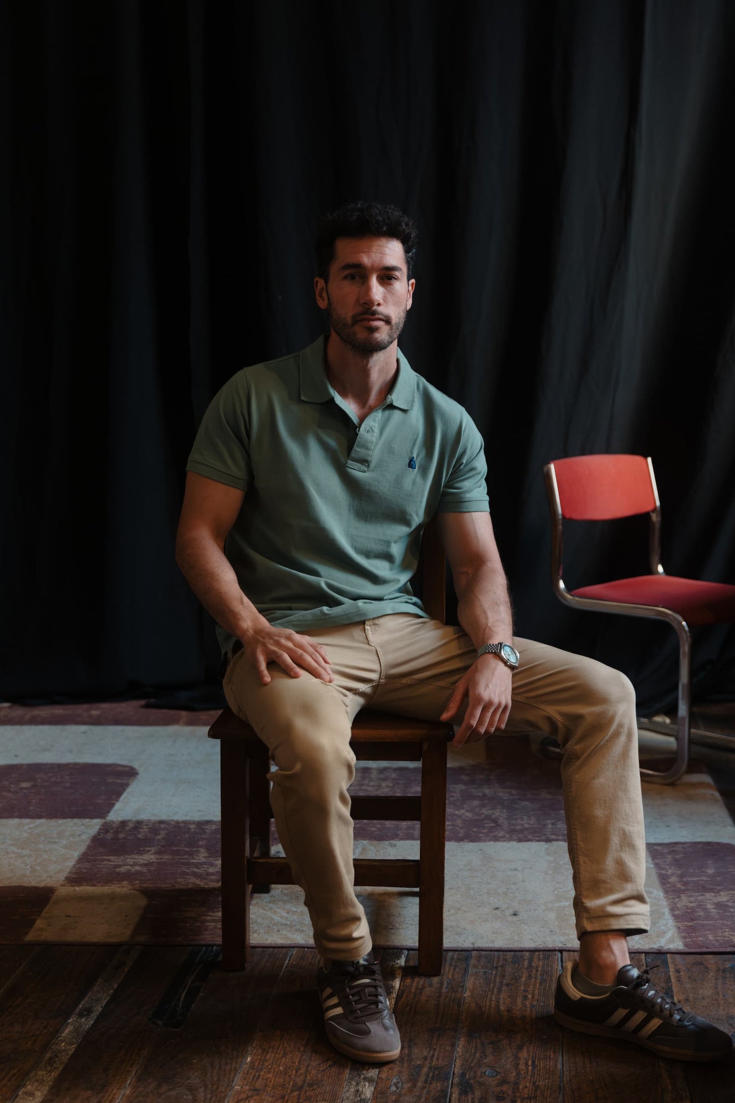 Polo verde de hombre, marca TRAMO, con nazareno bordado en azul