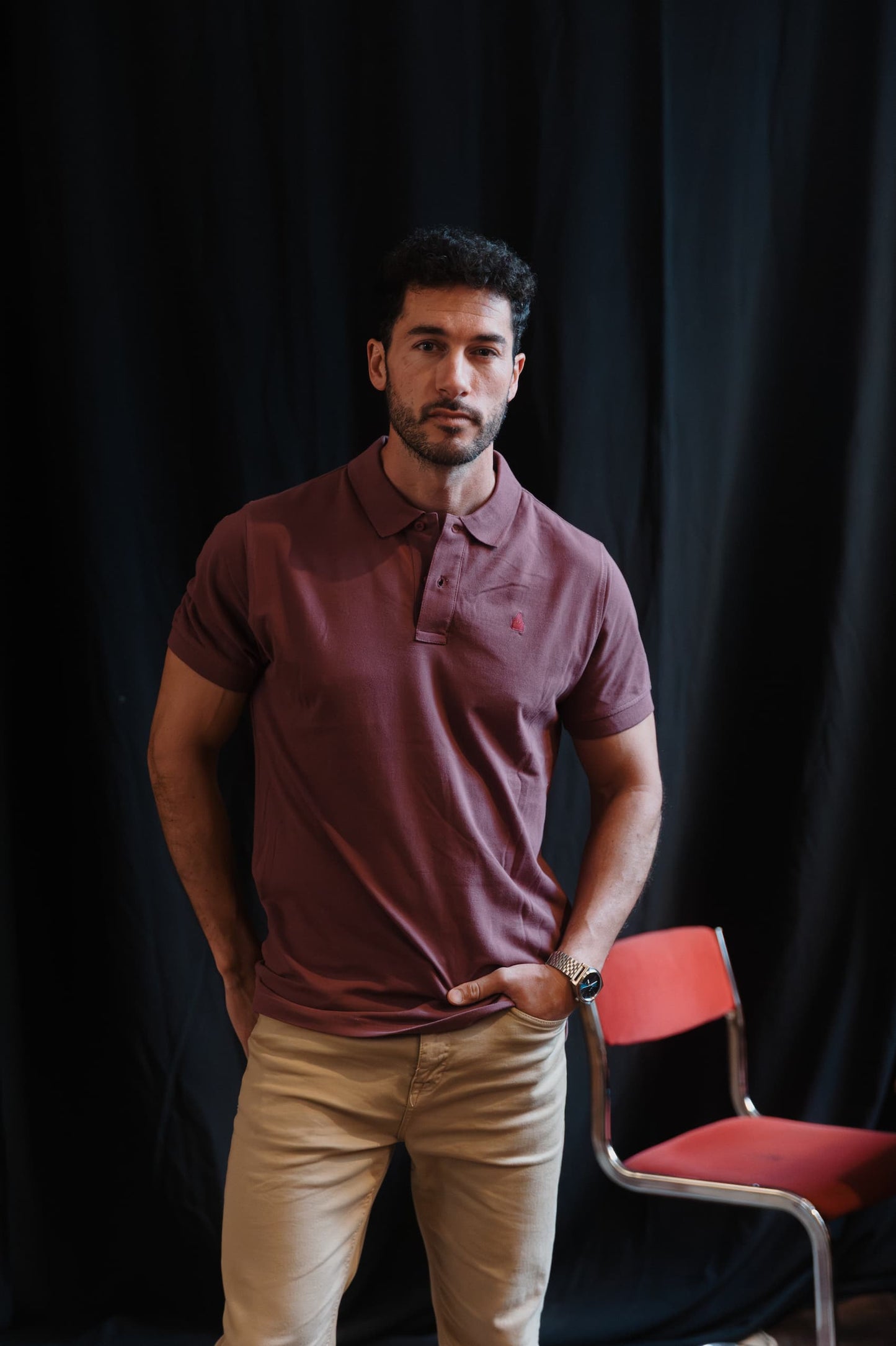 modelo de pie con polo burdeos TRAMO moda masculina casual color burdeos